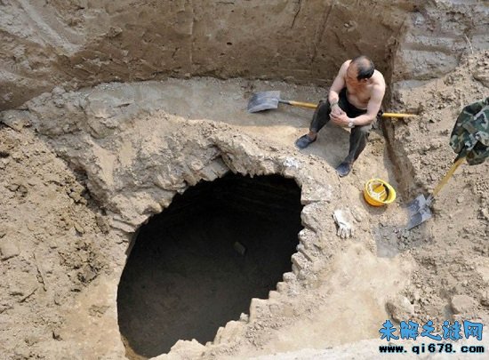 街区改造施工工人挖出神秘洞穴 疑似神秘古墓
