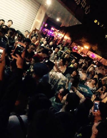 南京路边炒饭引百人聚集 网友:可能是最好吃的