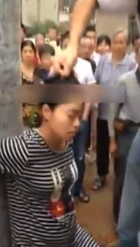 网传孕妇被绑铁柱遭暴打视频 男子狠狠踢孕妇头部(图)