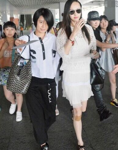 唐嫣穿薄纱裙现身身体似不适 膝盖受伤引发网