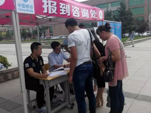 山东高校新生挺大肚报到 现场请产假回家生娃