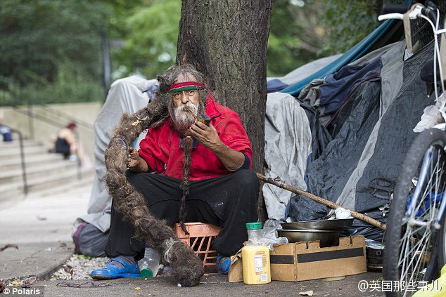 13年没洗头的流浪汉 <em>头发黏</em>呼呼在一起像个棍