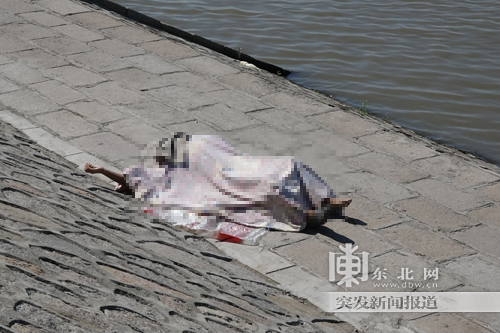 哈尔滨一老者疑似酒后游泳溺亡图
