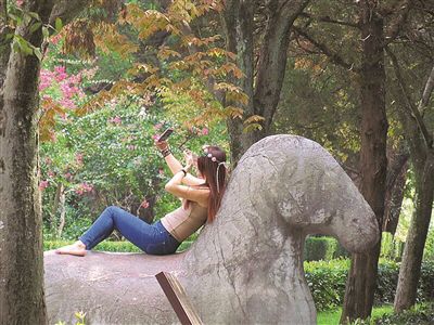 脚踩遗产玩自拍,美女你好嗨?(组图)-自拍,ldq