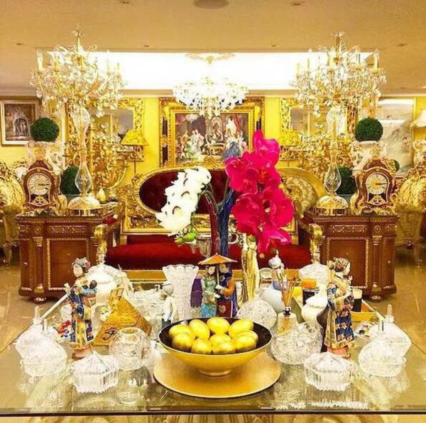 泰国母子炫富成瘾 出门带几个包配几斤首饰-炫