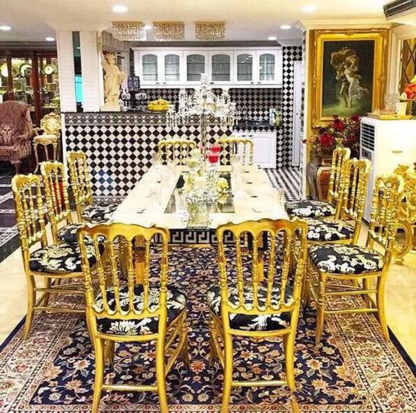 泰国母子炫富成瘾 出门带几个包配几斤首饰-炫