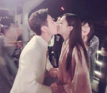 <em>赵丽颖何炅</em>当街激吻小伙伴们惊呆了 赵丽颖的