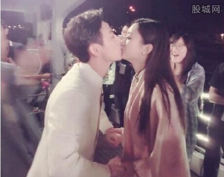 赵<em>丽颖何炅</em>当街<em>激吻</em> 小伙伴们惊呆了两人竟在