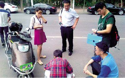 郑州高中生帮扶摔倒老人路人拍视频作证:孩子