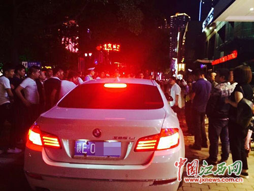 奔驰<em>宝马剐蹭引群斗</em> 女子当警察面踹翻女童(图