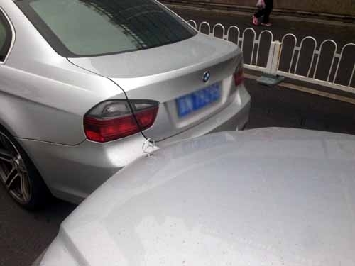 拿孩子撒什么气! 奔驰<em>宝马剐蹭引群斗</em>女子踹翻