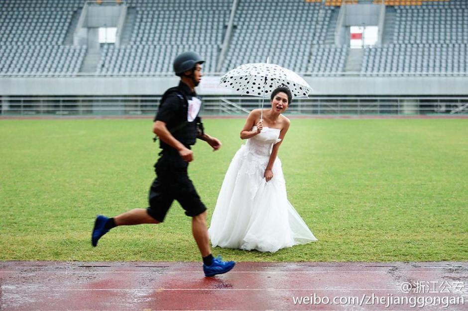 特警大喜之日参加比武<em>新娘穿婚纱</em>雨中加油(图
