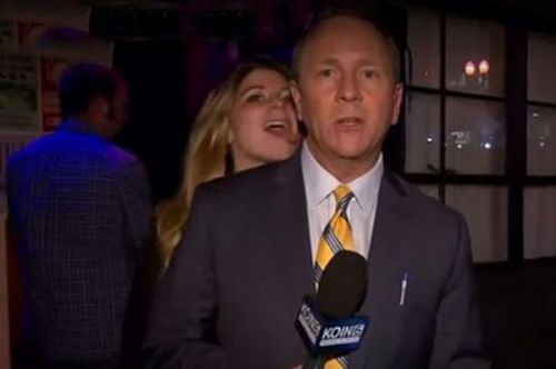 记者现场直播时遭路过女子舔脖子 震惊电视机