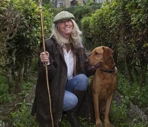 49岁空姐卖家产找真爱3个月后嫁豪门 童话般的