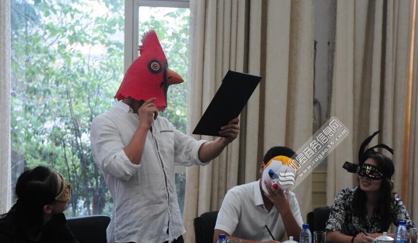 杭州一公司<em>员工戴面具上班</em> 上演枕头大战 发