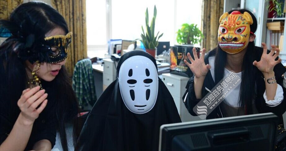 杭州一公司<em>员工戴面具上班</em> 上演枕头大战 发