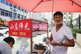 名校硕士放弃外企20万年薪母校门口卖凉皮