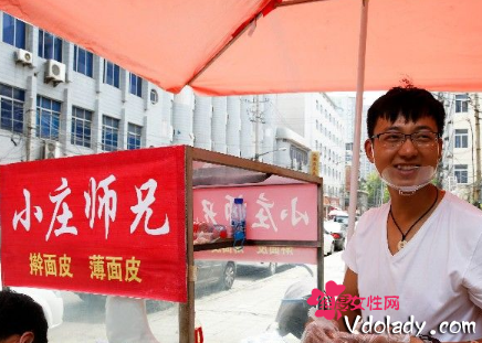 年薪20万<em>外企</em>主管<em>辞职卖凉皮</em> 为创业母校门口