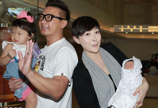 <em>钱嘉乐接老婆出院</em> 小女儿熟睡模样十分可爱 -钱