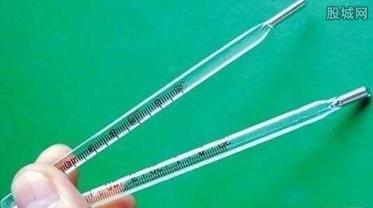 <em>女孩身体注水银</em> 因早恋遭父母反对以死相逼--东