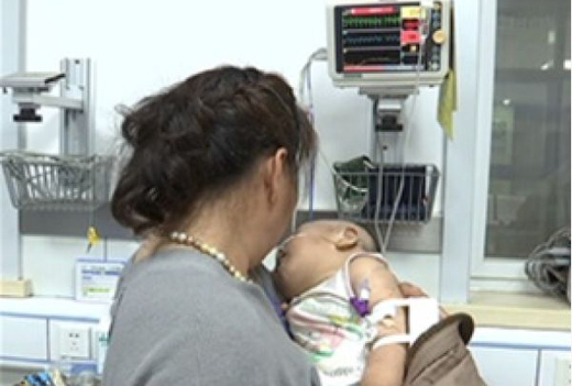 <em>婴儿误吞电池</em>身亡:食道粘膜 大片灼伤 有渗透血