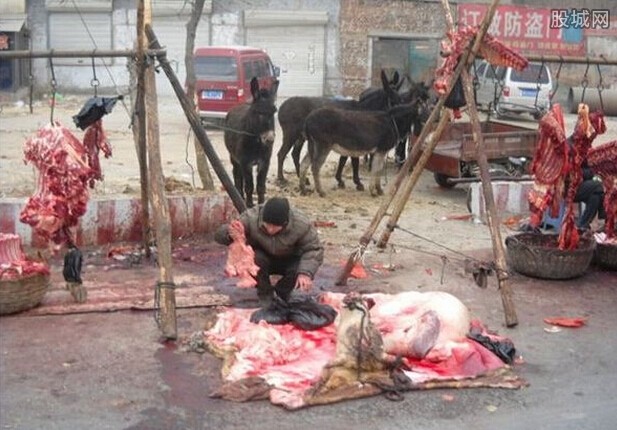 驴肉馆当街杀驴 场面血腥但吸引很多市民购买