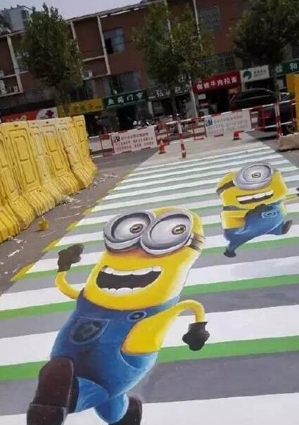 江苏宿迁现3D斑马线 小黄人被搬到马路-江苏现