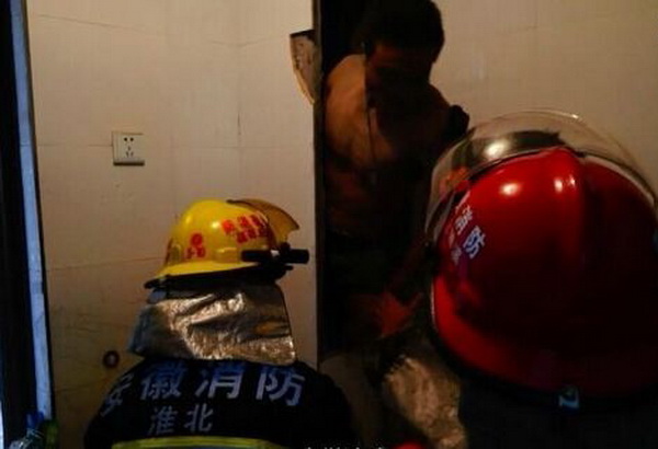 <em>消防员凿烟筒救人</em>精壮肌肉男为何掉进18层高