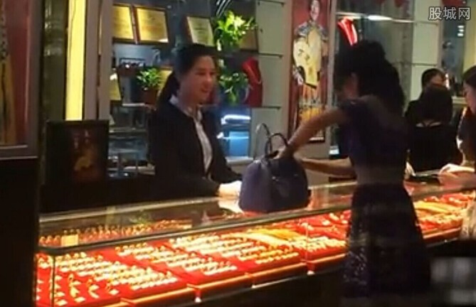 <em>女土豪金店发飙</em> 态度狂妄拿钱砸向服务员--东北