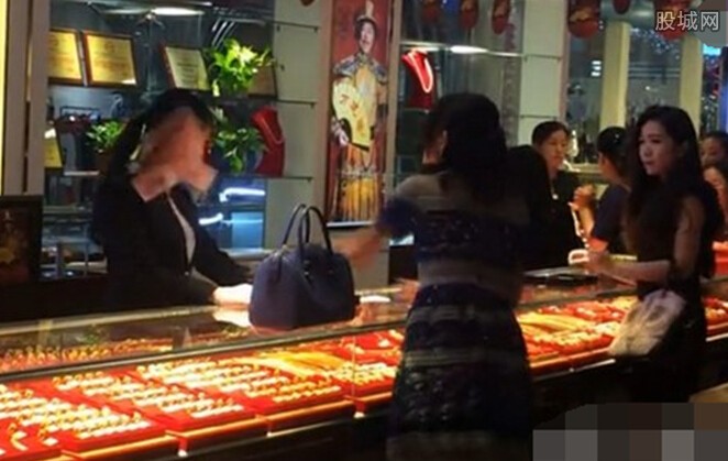 <em>女土豪金店发飙</em> 态度狂妄拿钱砸向服务员--东北