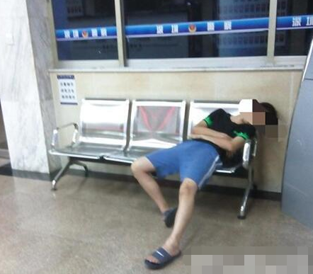 <em>少年进派出所睡觉</em> 家长称以前都是警察送回家