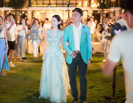 曝刘强东澳洲大婚 奶茶妹妹婚纱照曝光--东北网