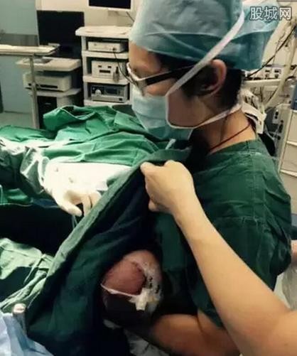  护士 手术中 喂奶  露乳为哭惨的 婴儿喂奶 令人感