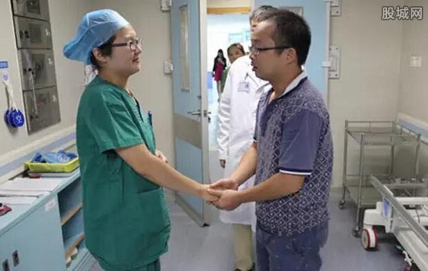  护士 手术中 喂奶  露乳为哭惨的 婴儿喂奶 令人感