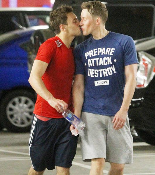  跳水金童订婚 41岁金牌编剧 两个帅哥考虑要个