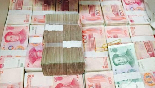  列车乘务捡到箱子  29.5万元现金已物归原主-列