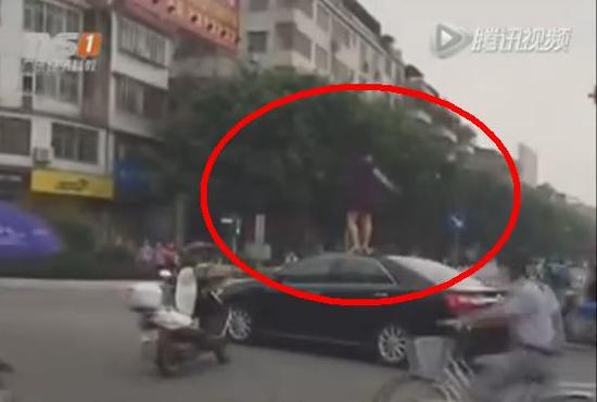 大妈 闯红灯被吓 爬上车顶跳舞  网友:真是醉了!-