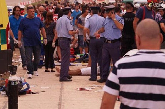  富豪驾车撞向人群  7百万超级跑车冲撞人群场面