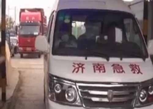 救护车过桥被收费该不该收费引发热议 网友:钱