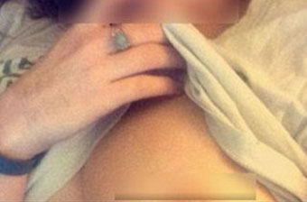  妹子误将裸照发给老板  掀衣秀巨乳甚是不雅-巨