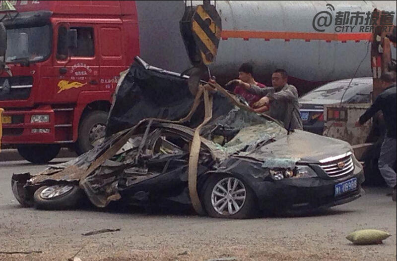 河南一货车侧翻 小轿车被压成铁片  3人死亡-小