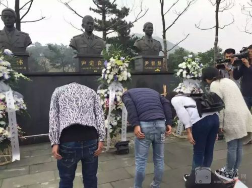  男子脚踩消防烈士 雕像最新消息! 当事人已被找