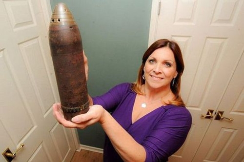 女子误将未爆炸弹当花瓶30年 想想都害怕!