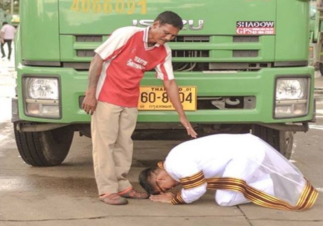  谢谢爸爸开垃圾车  赚钱供我上大学- 谢谢爸爸开 