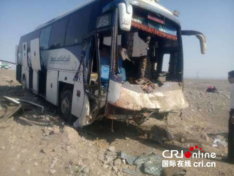 伊朗公交大巴撞两峰骆驼 25人受伤