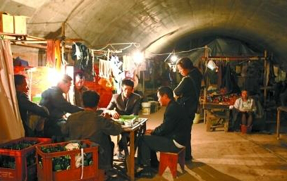  民工睡觉遭车碾压  谁给民工一张温暖的床?-民