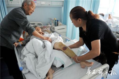 四川一 高中生扶摔倒老人  老人称被其撞倒(图)-