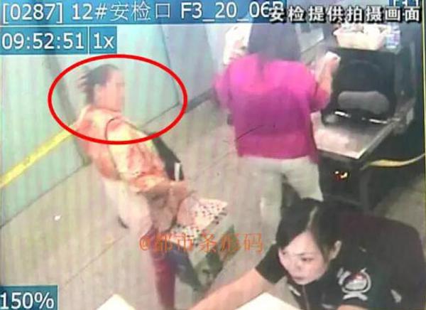 大妈头上 插刀过安检  网友:长草瞬间弱爆了(图)