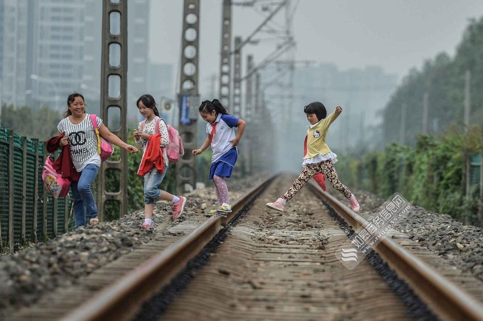  学生横穿铁路上学  究竟是怎么回事? - 追寻网