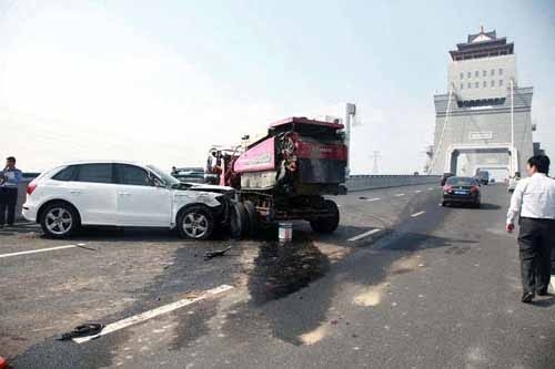  自拍撞上收割机  女司机开车玩自拍不要命撞烂